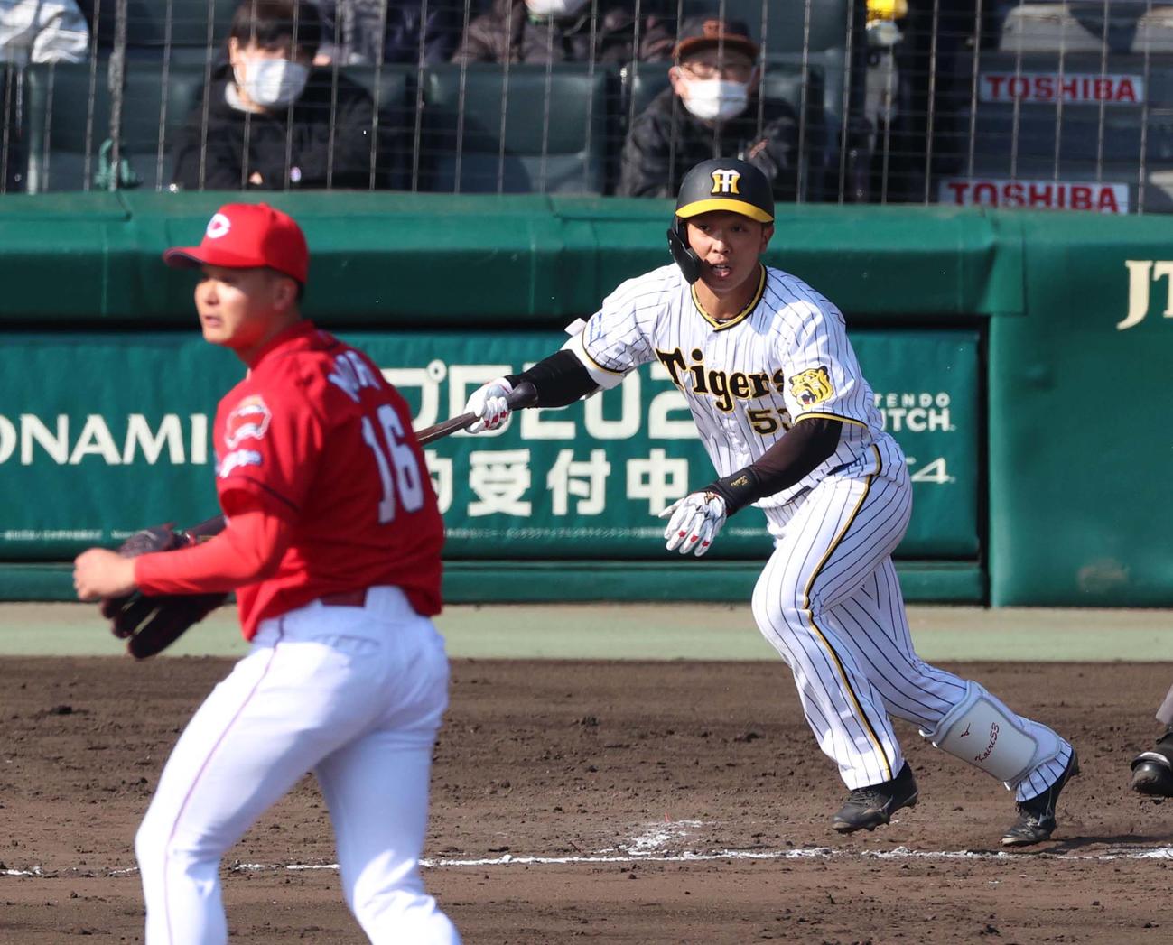 阪神対広島　6回裏阪神1死満塁、中前に適時打を放つ島田（撮影・上田博志）