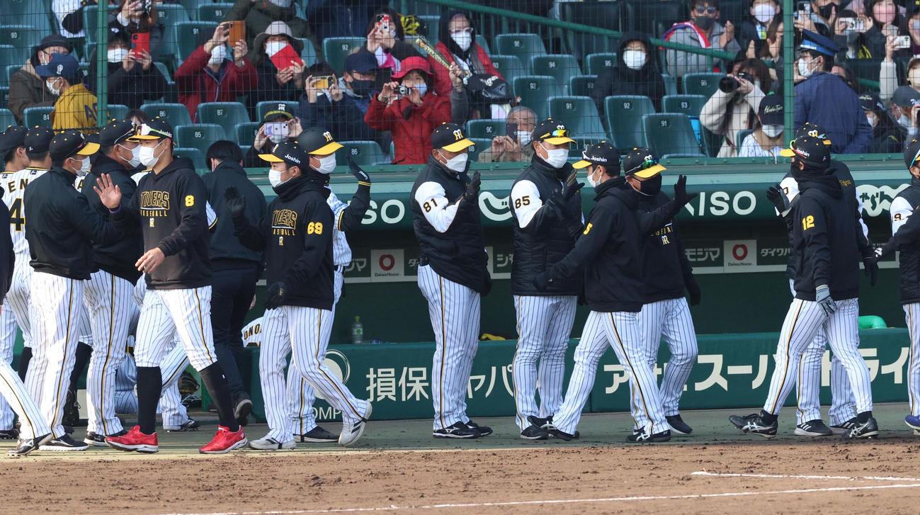 阪神対広島　広島に勝利した矢野監督（左）はベンチ前でナインを出迎える（撮影・上田博志）