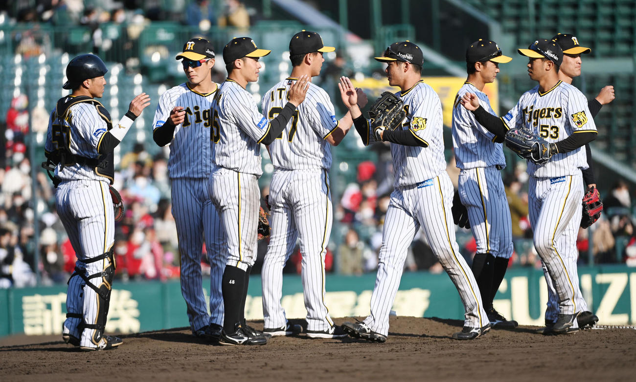 阪神対広島　広島に勝利、喜ぶ阪神ナイン（撮影・前岡正明）