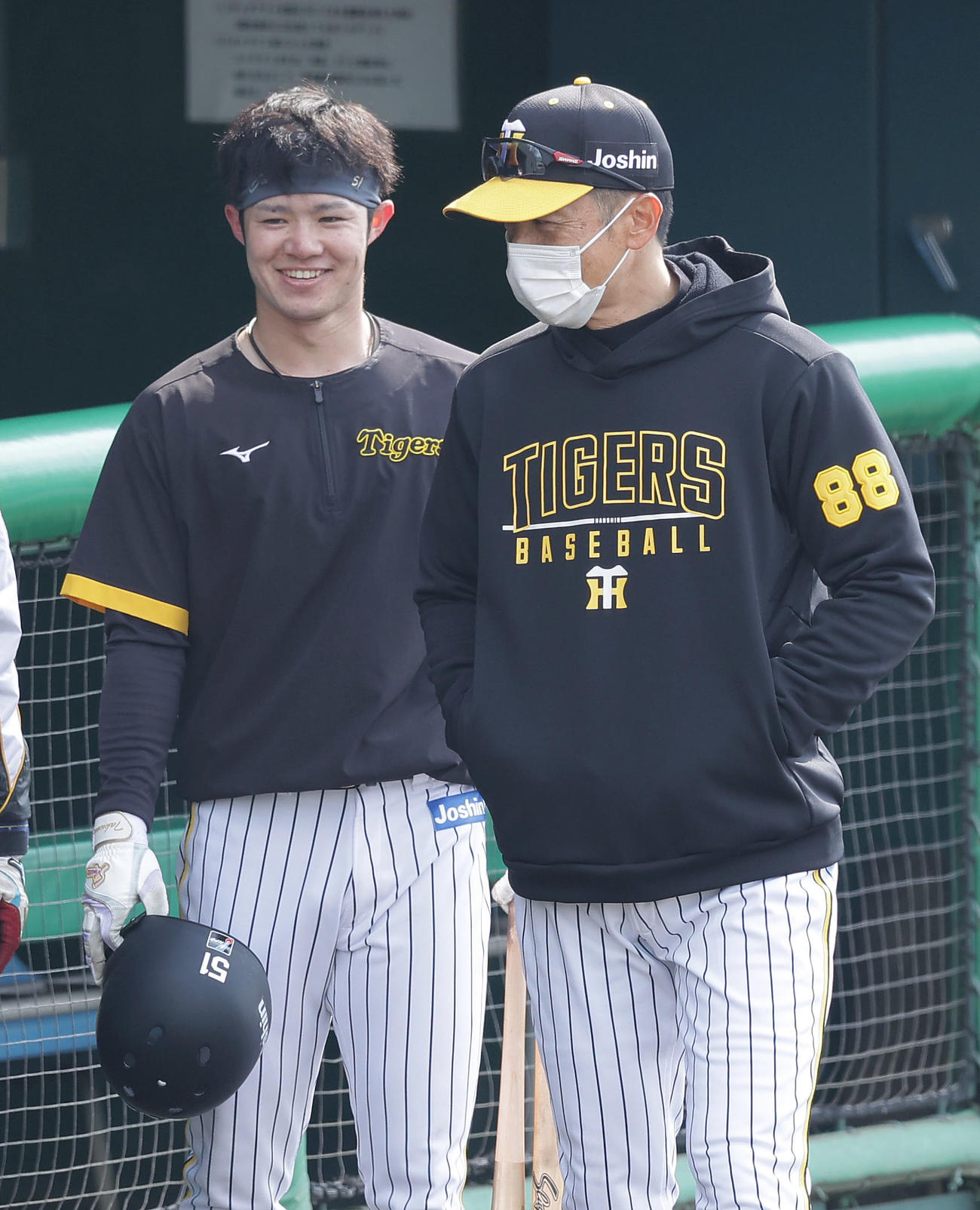 鳴尾浜球場を訪れた阪神矢野監督（右）に声を掛けられる中野（撮影・前田充）