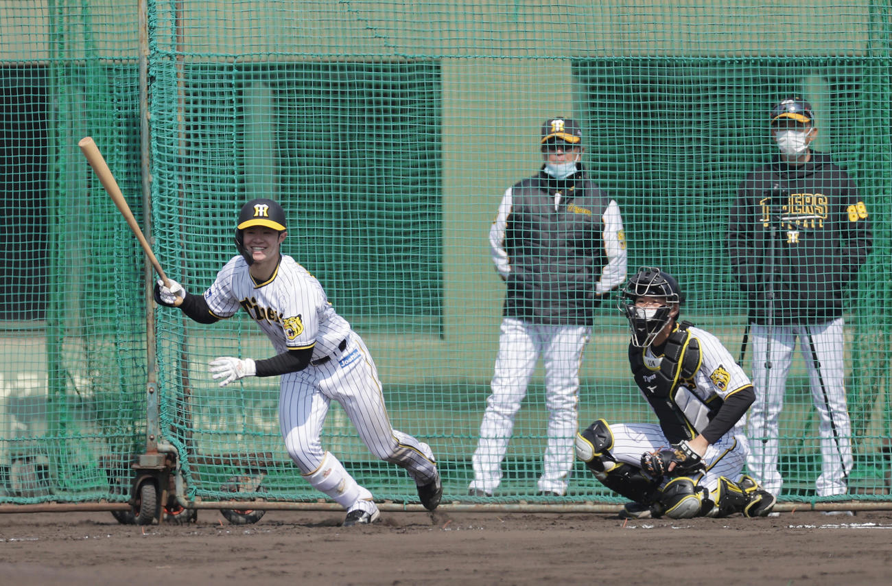 シート打撃で凡退する阪神中野。後方右から矢野監督、平田2軍監督（撮影・前田充）
