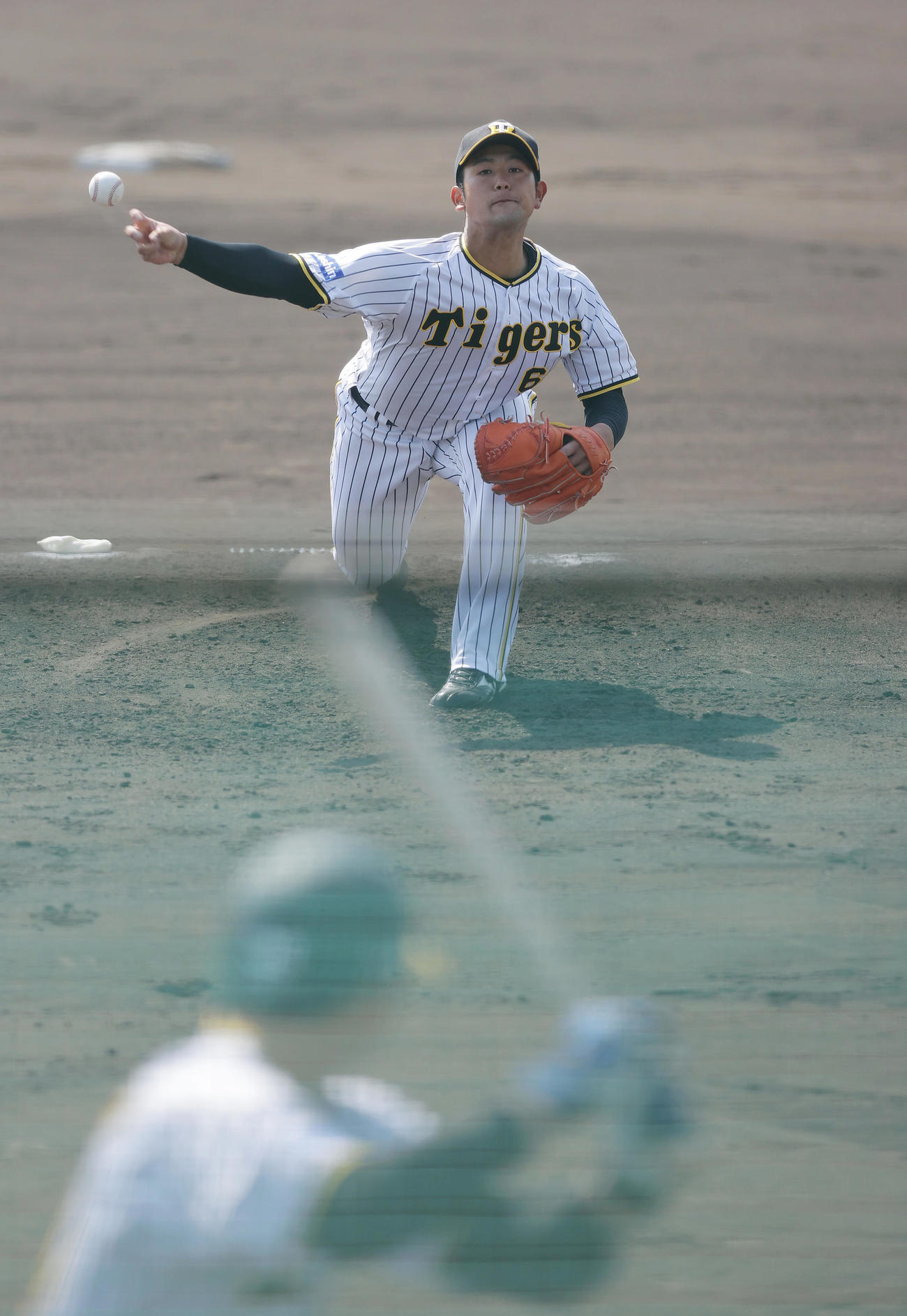 シート打撃に登板する阪神岡留。打者栄枝（撮影・前田充）