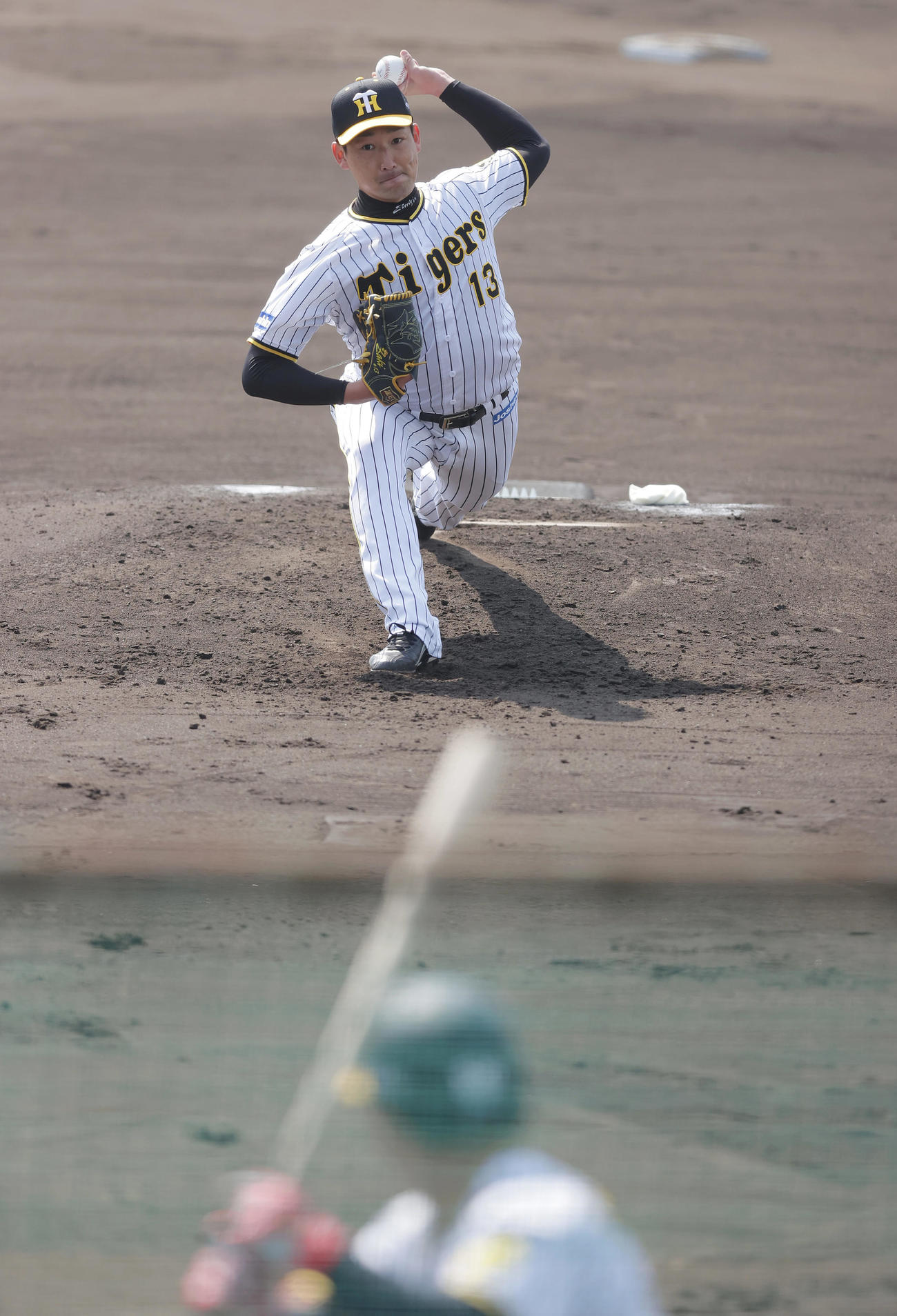 シート打撃に登板する阪神岩崎。打者前川（撮影・前田充）