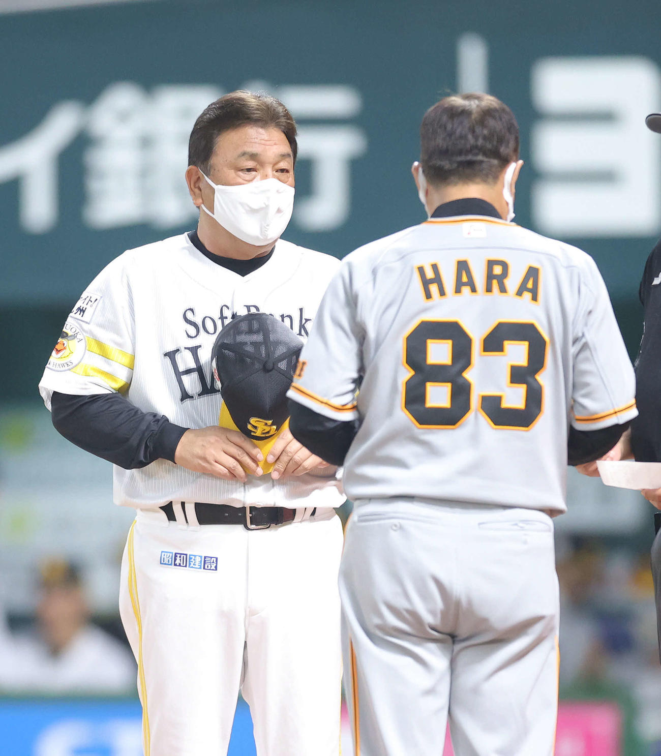 ソフトバンク対巨人　メンバー表交換するソフトバンク藤本監督（左）と巨人原監督（撮影・河田真司）