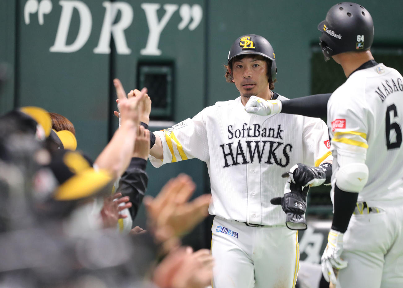 ソフトバンク対巨人　2回裏ソフトバンク1死荷、三塁、川瀬晃の遊ゴロの間、三塁走者の松田宣浩が生還（撮影・梅根麻紀）