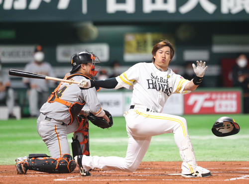 ソフトバンク対巨人 1回裏ソフトバンク1死二塁、柳田悠岐は空振り三振(撮影・梅根麻紀)