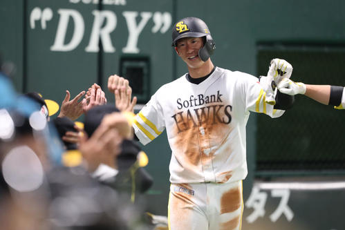 ソフトバンク対巨人 3回裏ソフトバンク無死二塁、柳田悠岐の右前適時打で真砂勇介は生還(撮影・梅根麻紀)