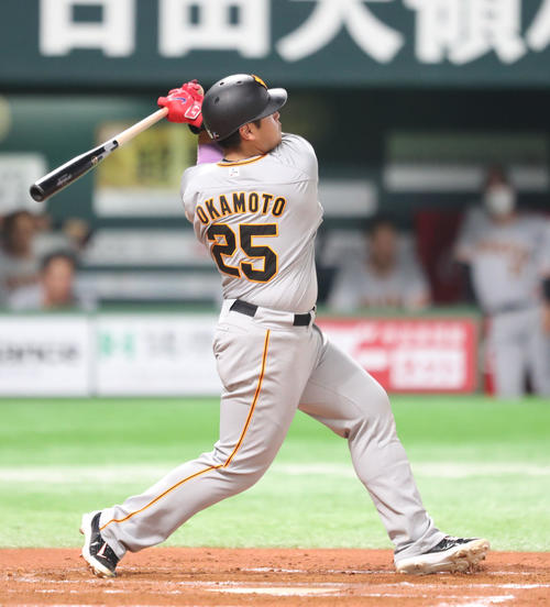 ソフトバンク対巨人 7回表巨人1死、岡本和真は左超えに本塁打を放つ(撮影・梅根麻紀)
