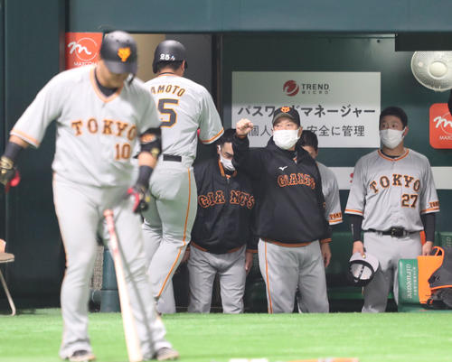 ソフトバンク対巨人 7回表巨人1死、岡本和真は左超えに本塁打を放つ、ベンチで迎える原辰徳監督(撮影・梅根麻紀)