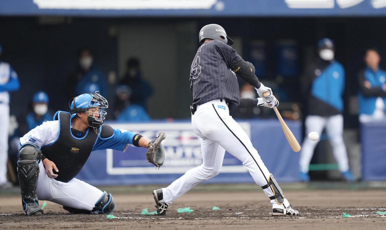 日本ハム対ロッテ　2回表ロッテ2死二塁、中前適時打を放つ高部（撮影・鈴木みどり）