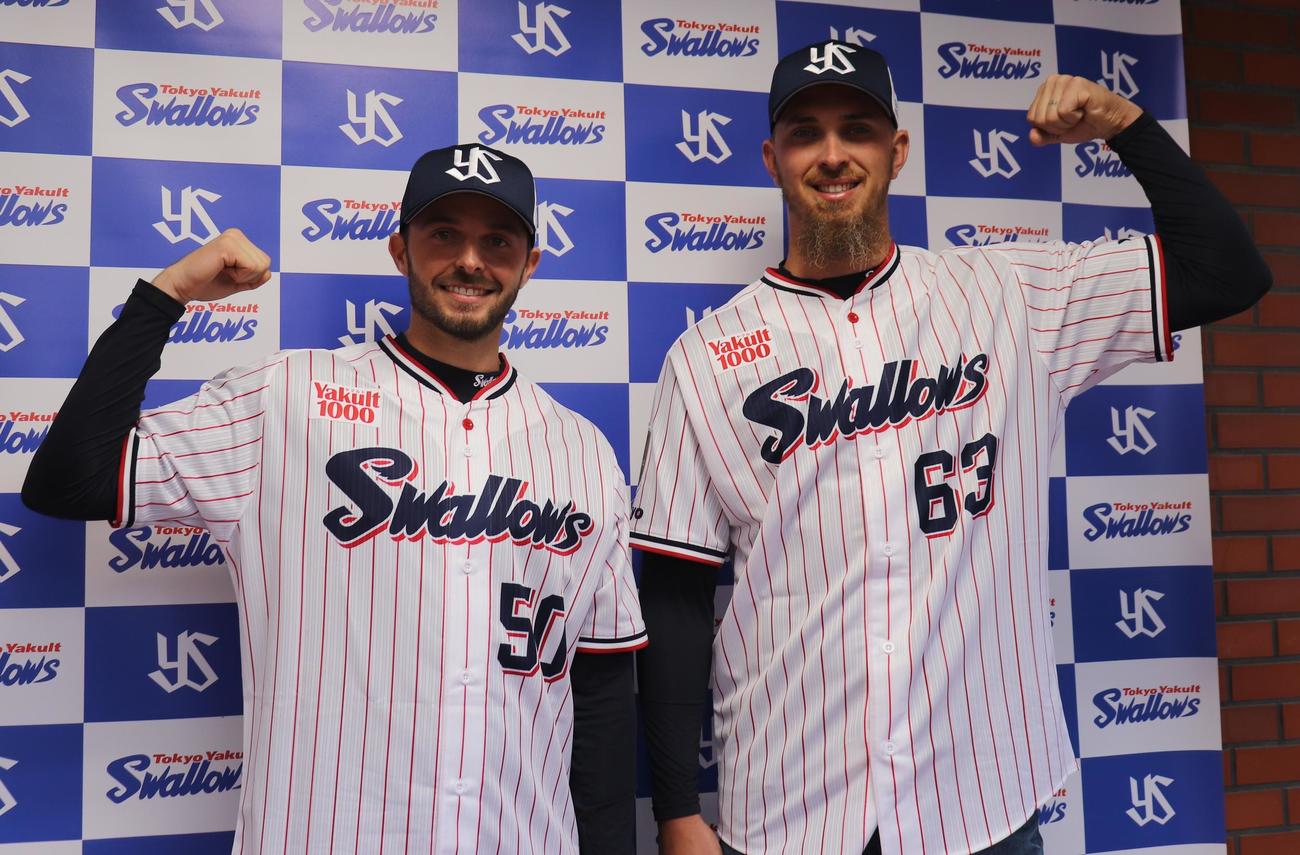 入団会見を行ったヤクルト・コール（右）とスアレス（撮影・古川真弥）