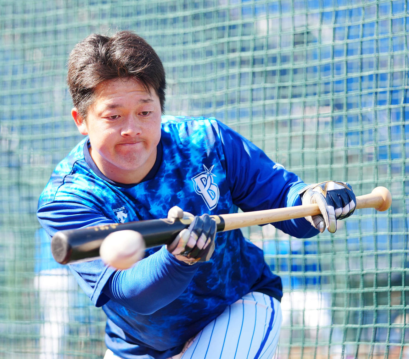 DeNA対西武　試合前、バント練習を行うDeNA牧（撮影・江口和貴）
