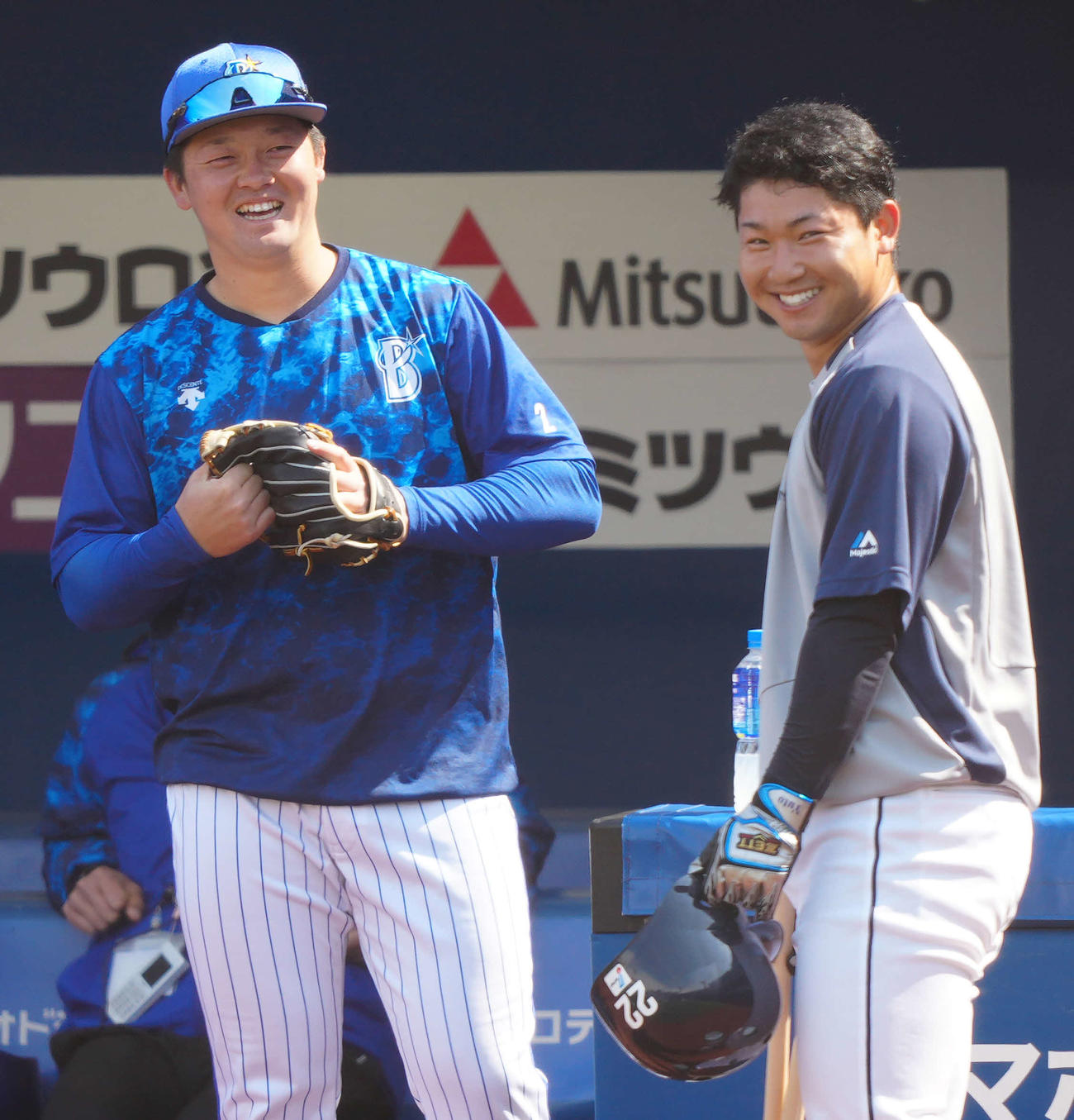 DeNA対西武　試合前、中大の後輩の西武古賀（右）と言葉をかわし、笑顔を見せるDeNA牧（撮影・江口和貴）