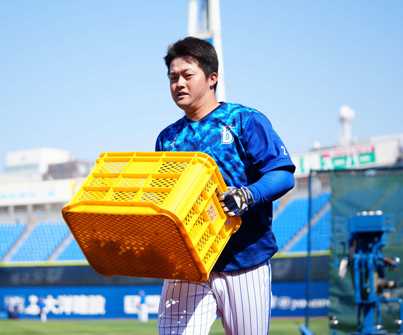 DeNA対西武　試合前練習でボールを運ぶDeNA牧（撮影・江口和貴）