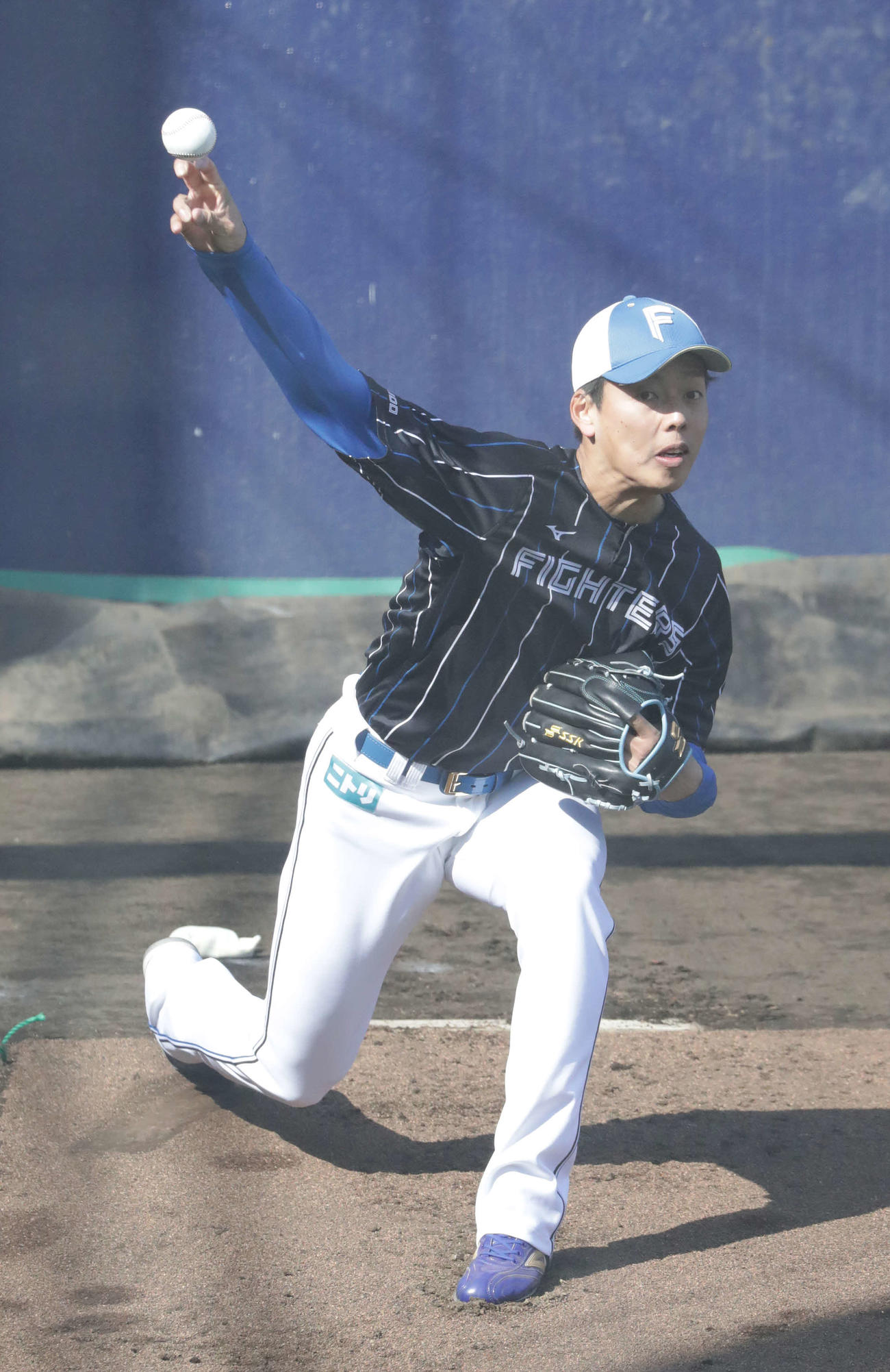 日本ハム対ロッテ　試合前、ブルペン投球する日本ハム杉浦（撮影・河野匠）