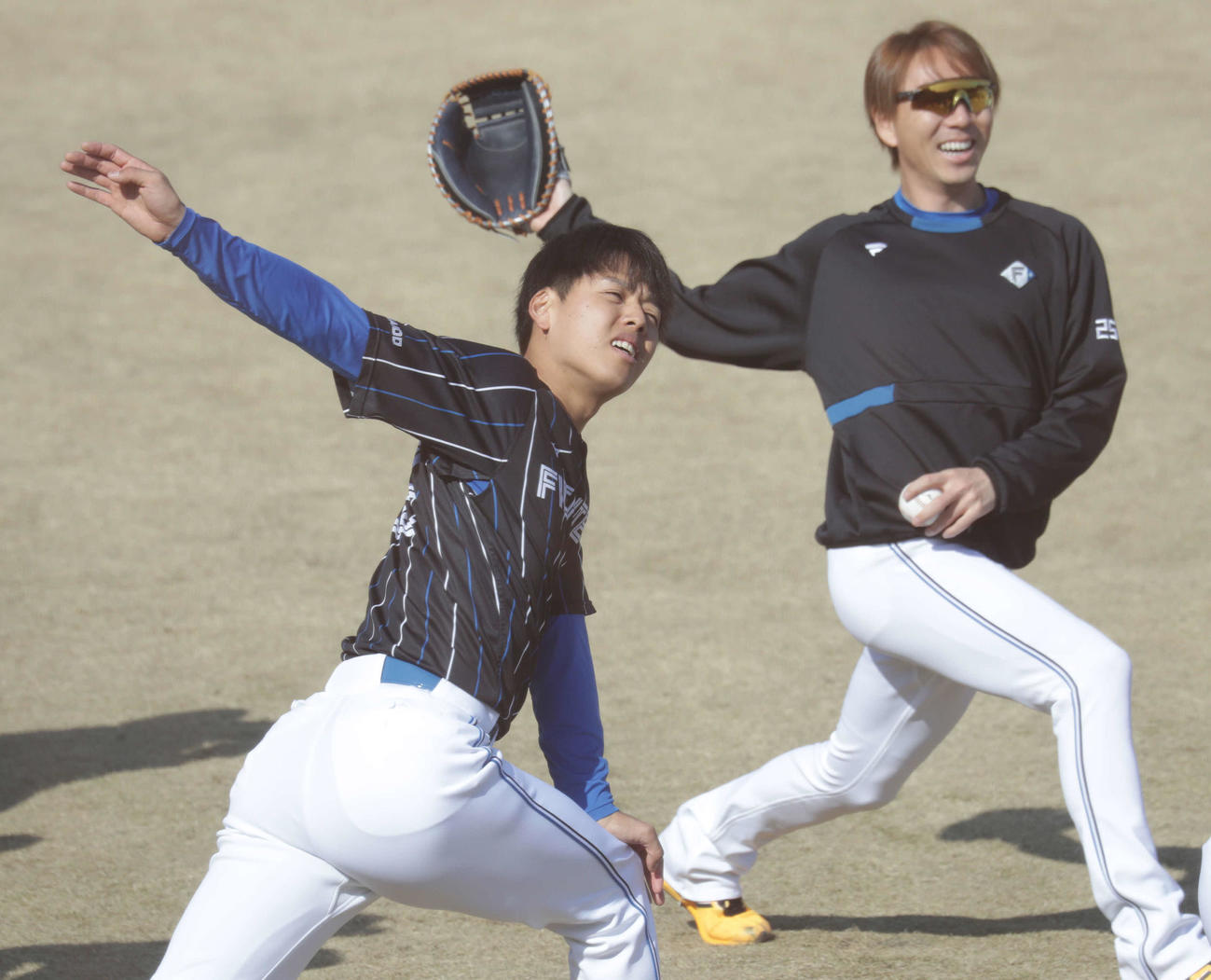 日本ハム対ロッテ　試合前、ウオーミングアップする日本ハム杉浦（手前）と宮西（撮影・河野匠）