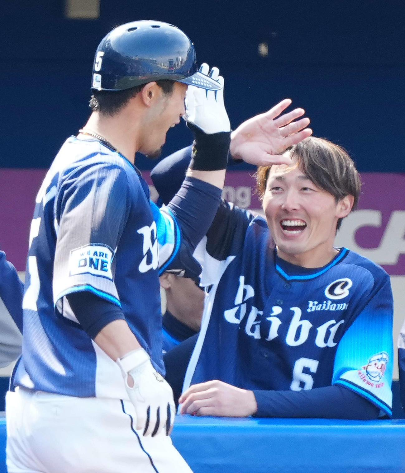 DeNA対西武　1回表西武1死、先制ソロ本塁打を放ち源田（右）とタッチをかわす外崎（撮影・江口和貴）