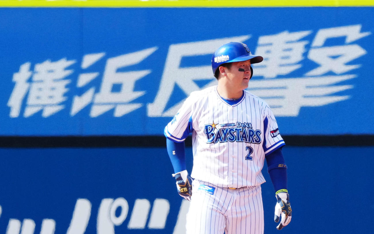 DeNA対西武　1回裏DeNA1死一、二塁、宮崎の左前打で二塁へ進塁した牧（撮影・江口和貴）