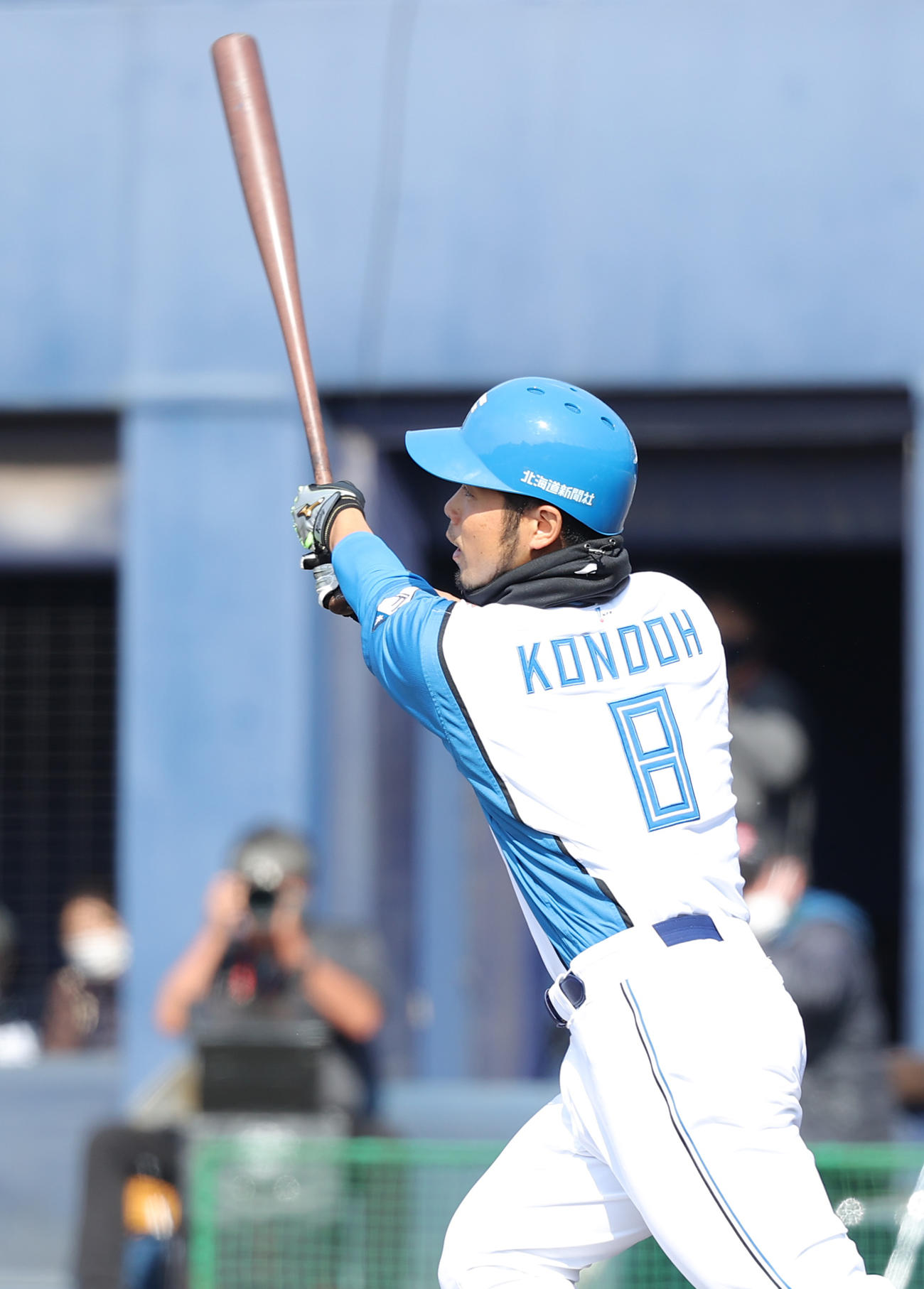 日本ハム対ロッテ　4回裏日本ハム無死一塁、右越え2点本塁打を放つ近藤（撮影・河野匠）