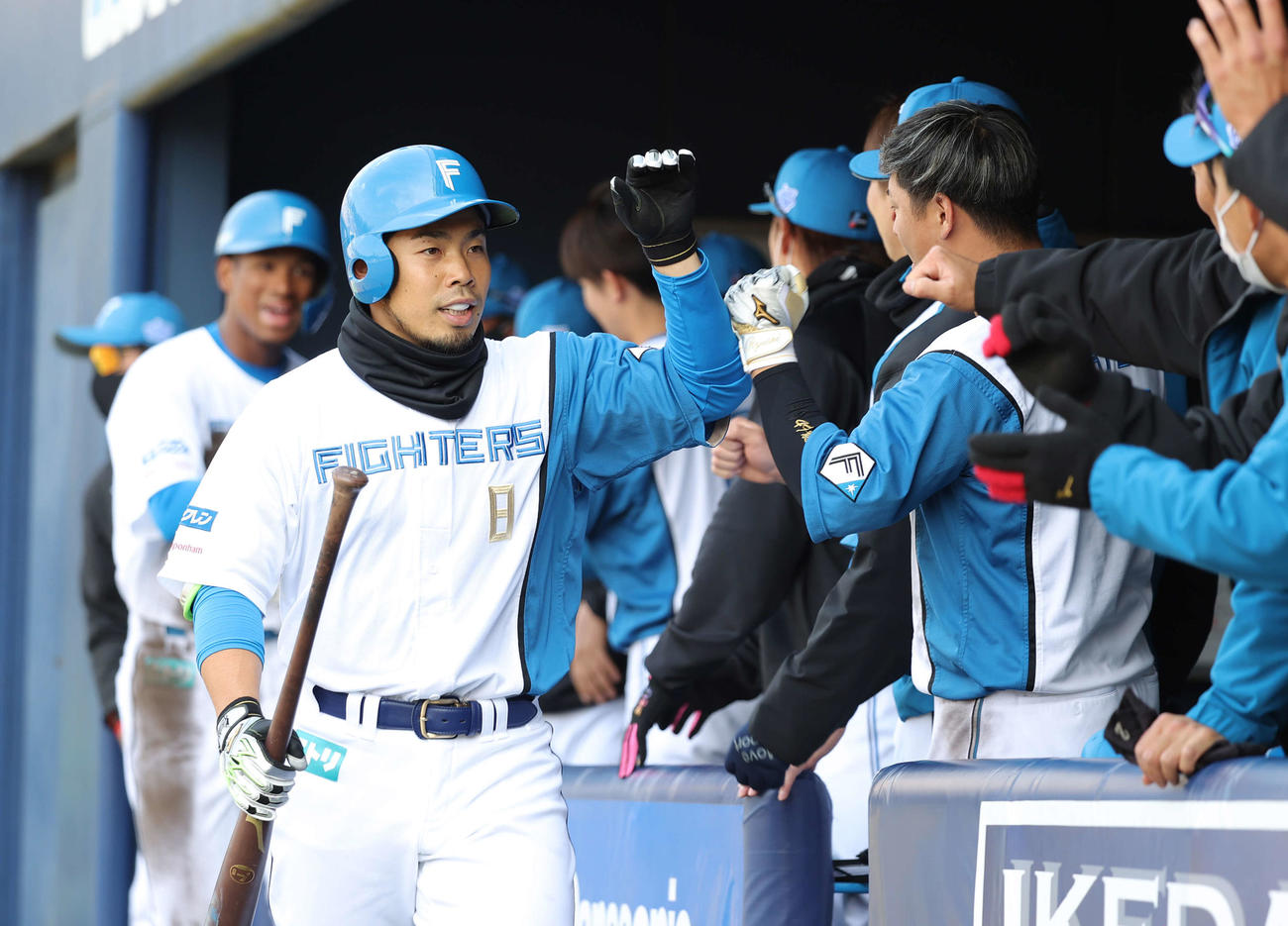 日本ハム対ロッテ　4回裏日本ハム無死一塁、右越え2点本塁打を放った近藤（左）はベンチに迎えられる（撮影・河野匠）
