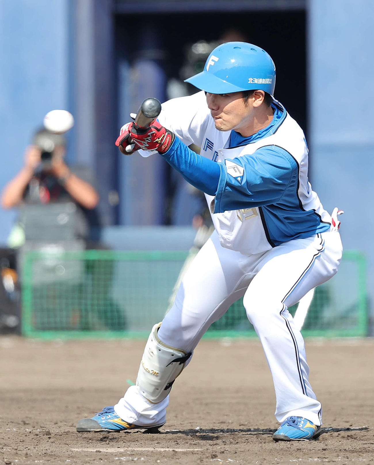 日本ハム対ロッテ　5回裏日本ハム無死一、三塁、スクイズを決める宮田（撮影・河野匠）