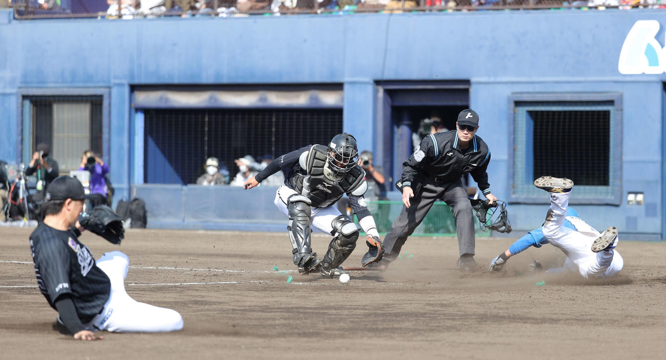 日本ハム対ロッテ　5回裏日本ハム無死一、三塁、美馬は宮田のバント打球を本塁へトスするも間に合わず三塁走者松本剛の生還を許す。捕手田村（撮影・河野匠）