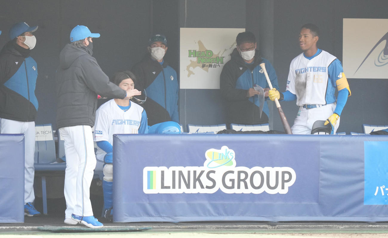 日本ハム対ロッテ　5回裏日本ハム1死二、三塁、左越え3点本塁打を放った万波（右）に声をかける新庄監督（左から2人目）（撮影・鈴木みどり）
