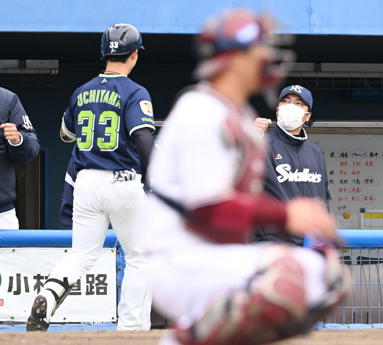 楽天対ヤクルト　6回表ヤクルト2死、ソロ本塁打を放った代打内山壮（左）を迎える高津監督（右）（撮影・滝沢徹郎）