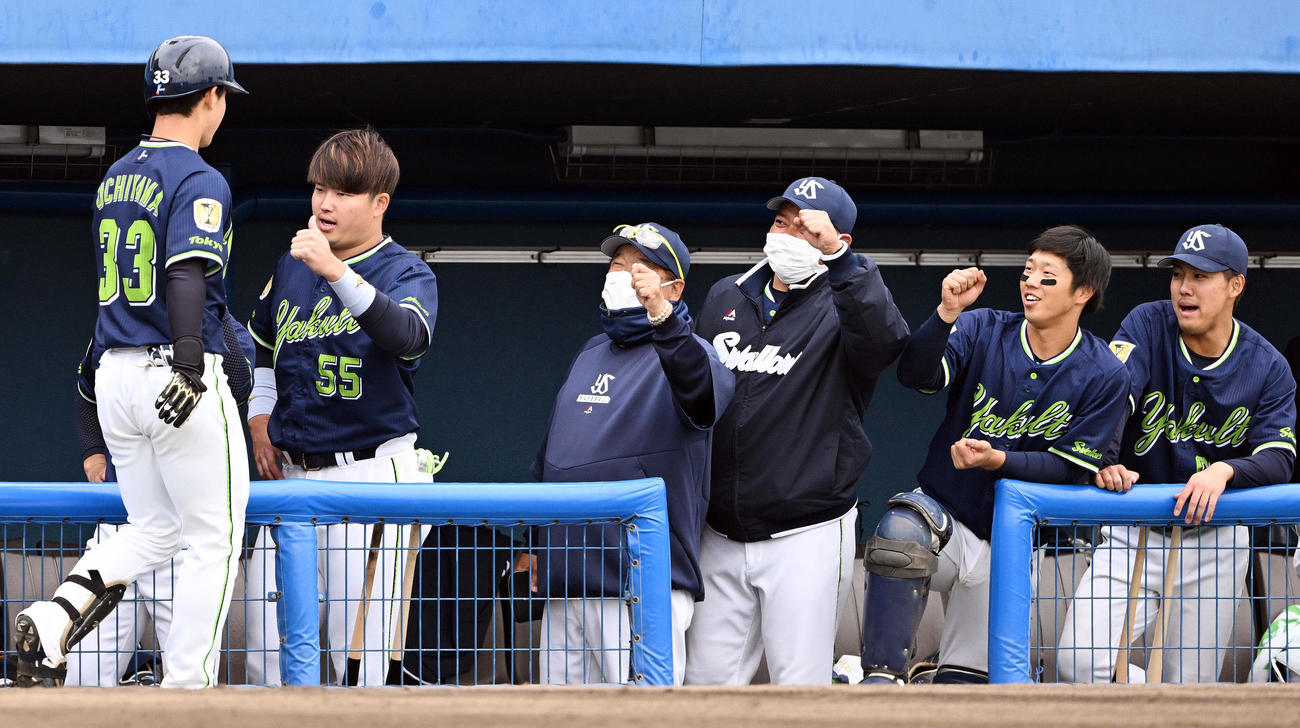 楽天対ヤクルト　6回表ヤクルト2死、ソロ本塁打を放った代打内山壮（左）を迎える村上（左から2人目）らナイン（撮影・滝沢徹郎）