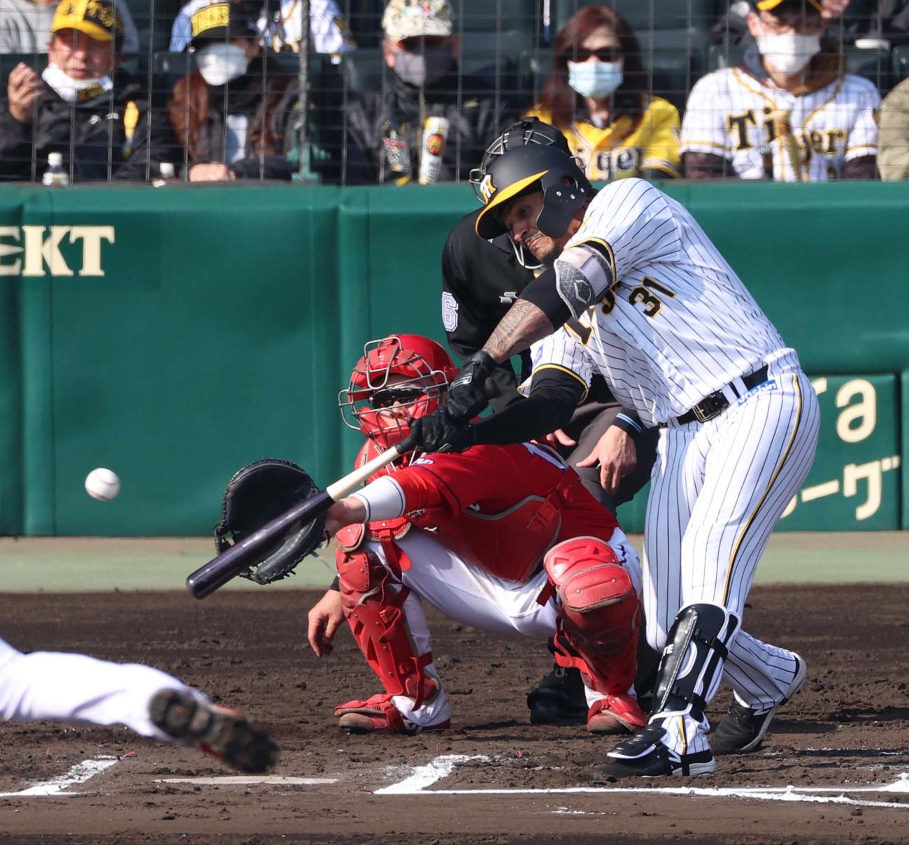 阪神対広島　6回裏阪神1死一塁、右翼線へ同点適時二塁打を放つマルテ（阪）（撮影・上田博志）