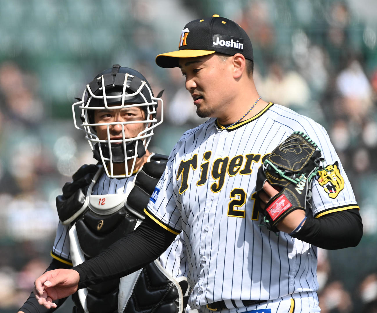 阪神対広島　4回、坂本（左）と話しながらベンチに戻る阪神秋山（撮影・前岡正明）