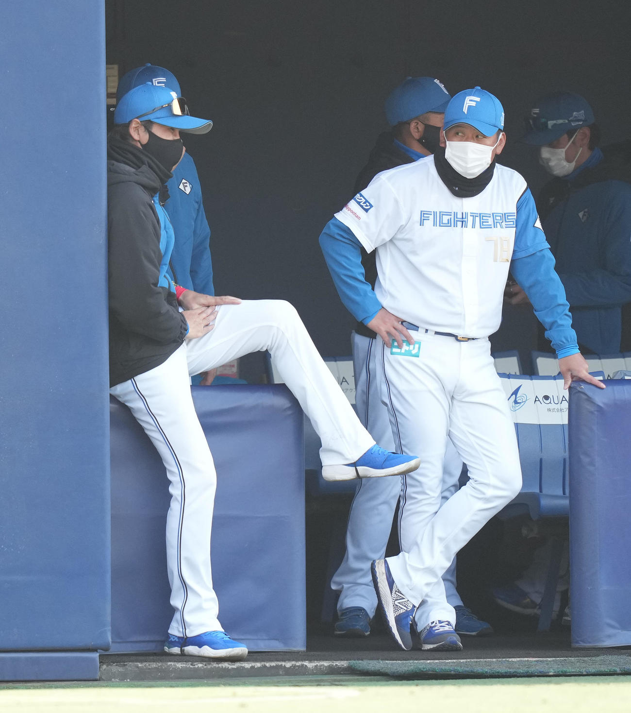 日本ハム対ロッテ　ロッテに勝利し笑顔の日本ハム新庄監督（左）（撮影・鈴木みどり）