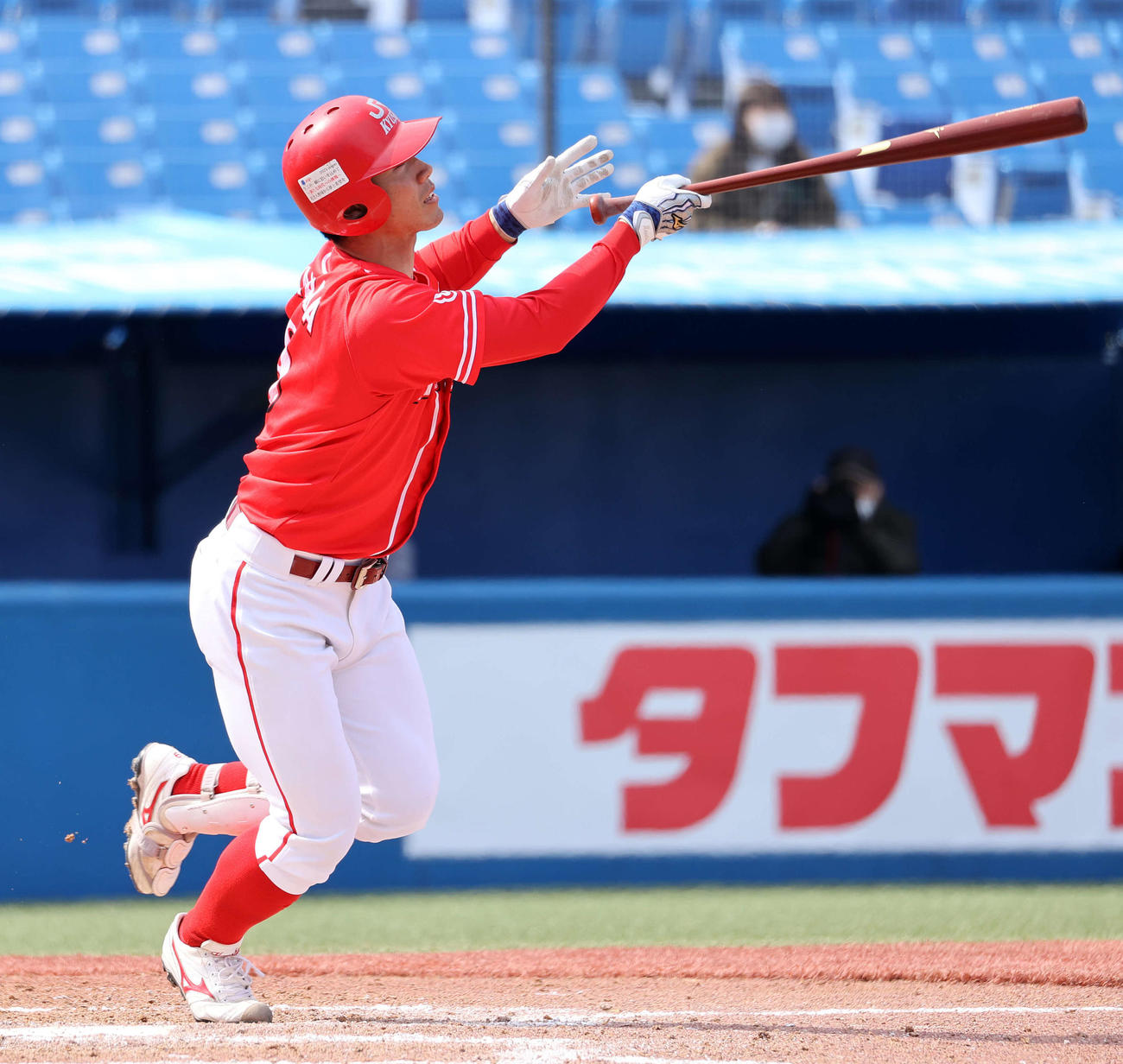 日立製作所対JR九州　2回裏JR九州2死一塁、山田は右越え本塁打を放つ（撮影・鈴木正人）