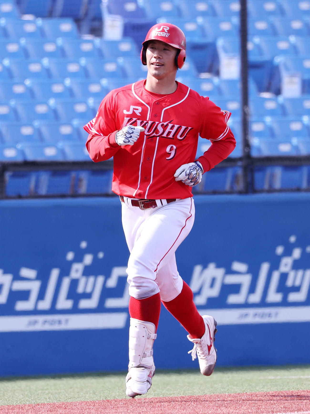 日立製作所対JR九州　5回裏JR九州1死、山田は右越え本塁打を放ち笑顔を見せる（撮影・鈴木正人）