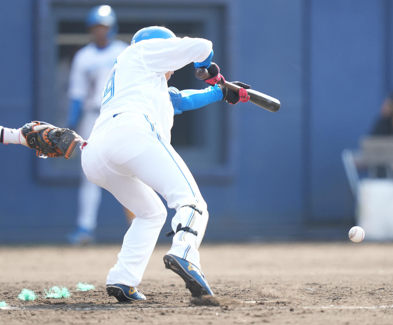 日本ハム対ロッテ　5回裏日本ハム無死一、三塁、スクイズを決める宮田（撮影・鈴木みどり）