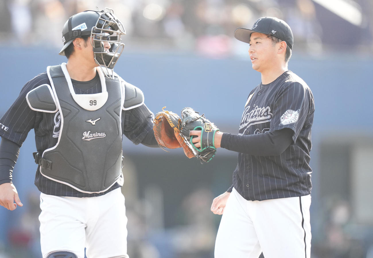 日本ハム対ロッテ　7回裏を終え、柿沼（左）とタッチを交わすロッテ横山（撮影・鈴木みどり）