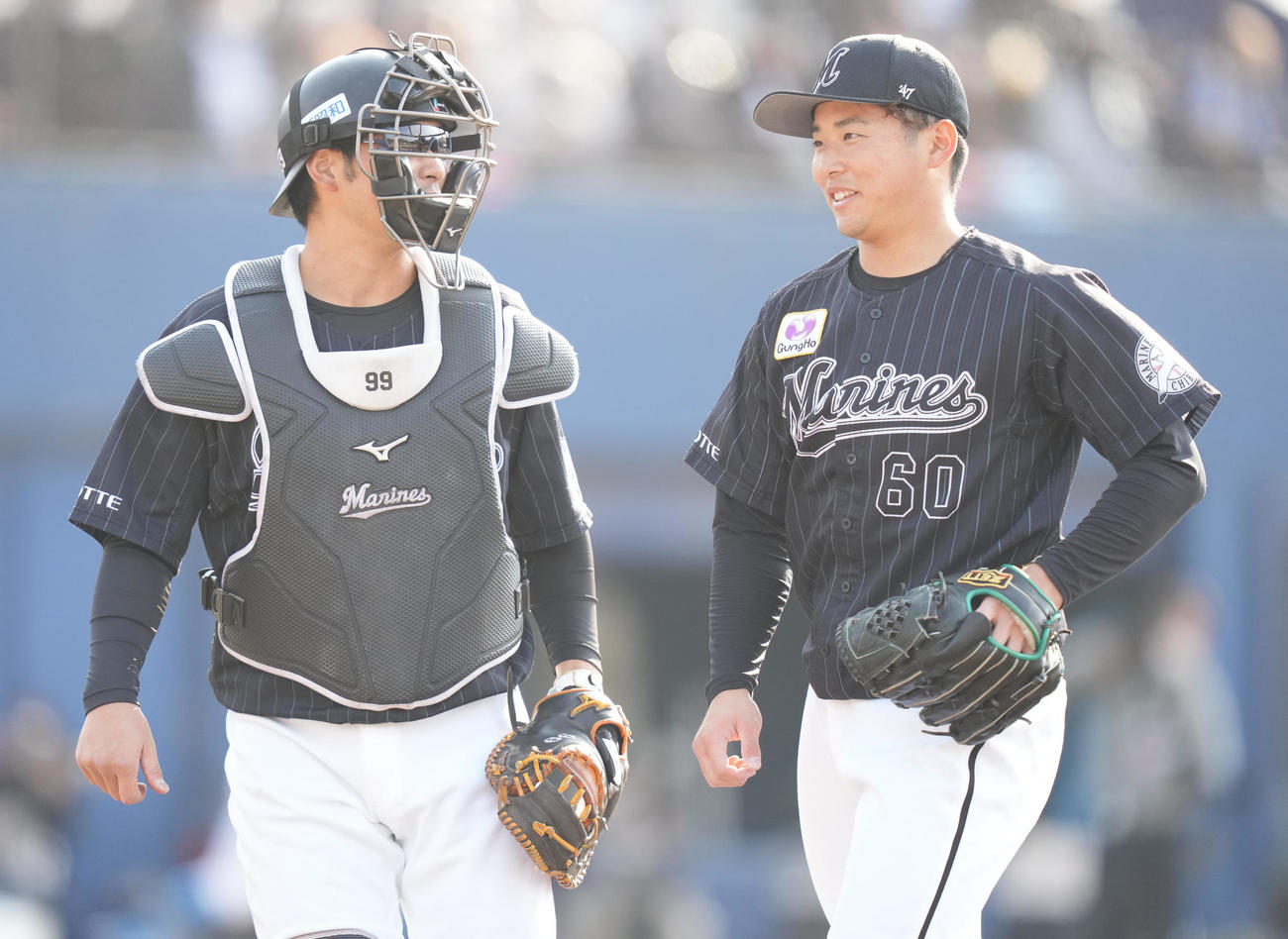 日本ハム対ロッテ　7回裏を終え、柿沼（左）とタッチを交わすロッテ横山（撮影・鈴木みどり）