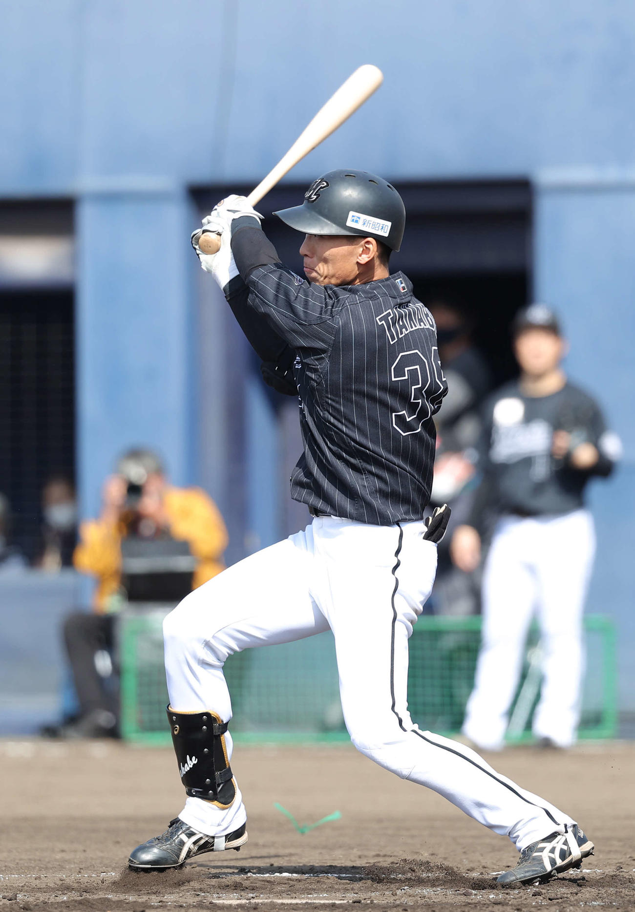日本ハム対ロッテ　3回表ロッテ2死二塁、右前打を放つ高部（撮影・河野匠）