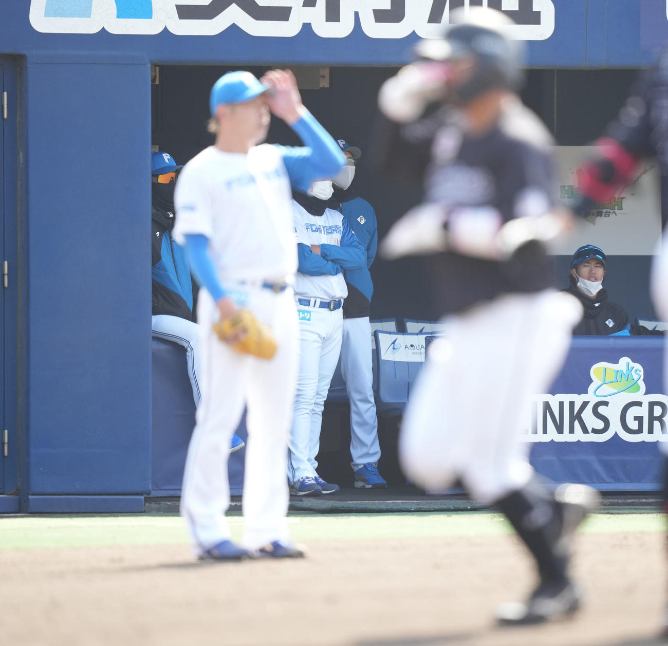 日本ハム対ロッテ　3回表ロッテ2死二塁、高部の右前打を右翼手万波がファンブルし先制を許し、ぼうぜんとする新庄監督（左）。右手前は生還した二塁走者田村（撮影・鈴木みどり）