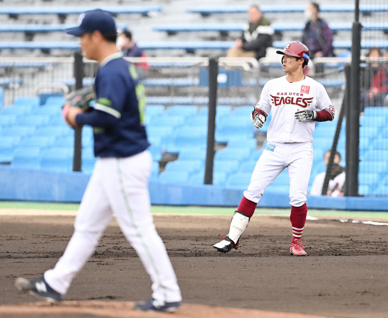 楽天対ヤクルト　1回裏楽天2死、茂木（奥）は中前打を放つ。手前は先発の小川（撮影・滝沢徹郎）