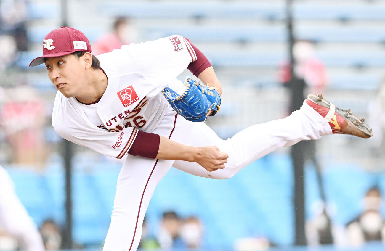 楽天対ヤクルト　8回から楽天5番手で投球する藤平（撮影・滝沢徹郎）