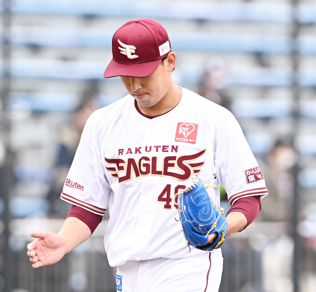 楽天対ヤクルト　8回表を投げ終えグラブをたたく楽天藤平（撮影・滝沢徹郎）