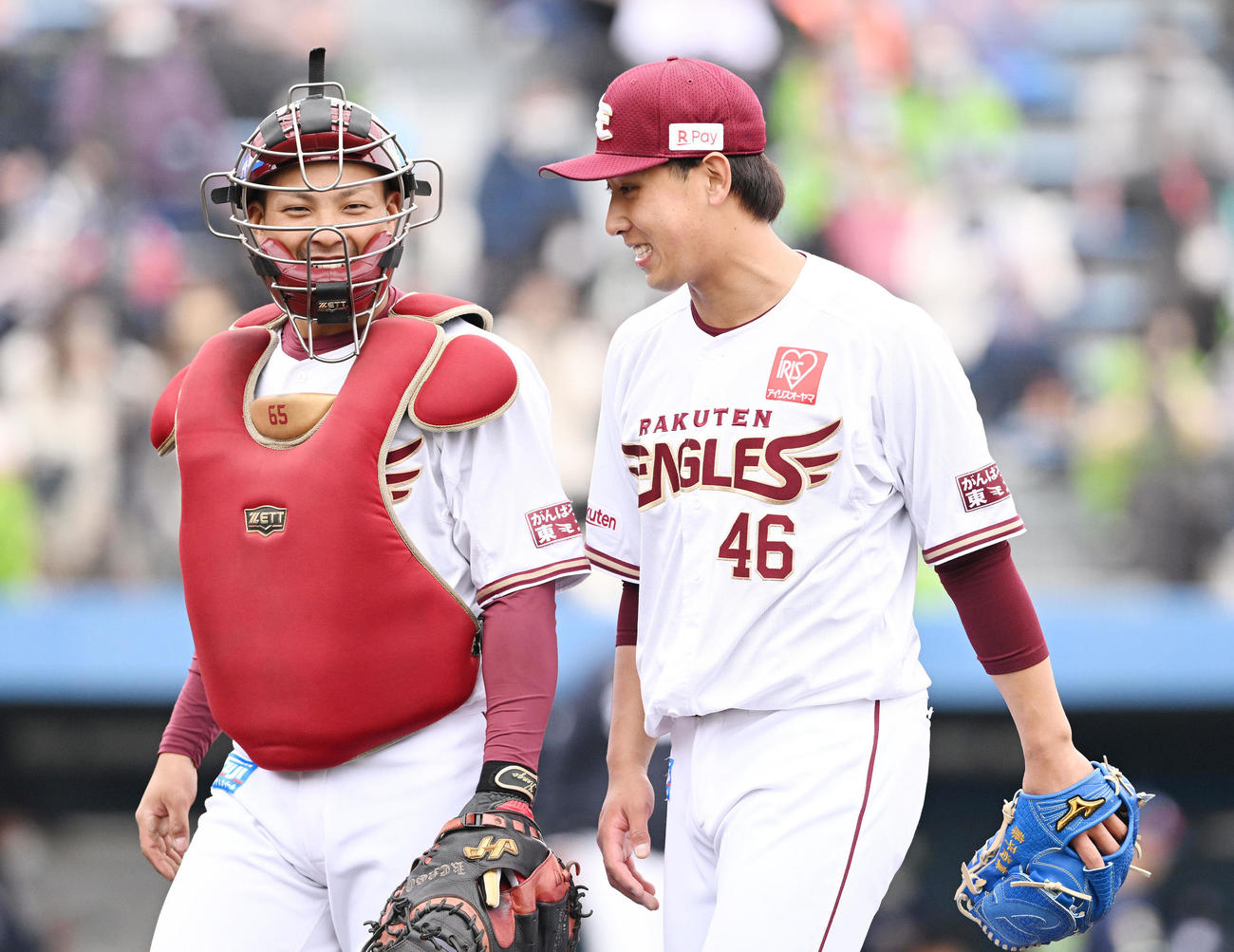 楽天対ヤクルト　8回表を投げ終えた楽天藤平（右）は堀内と笑顔で引き揚げる（撮影・滝沢徹郎）