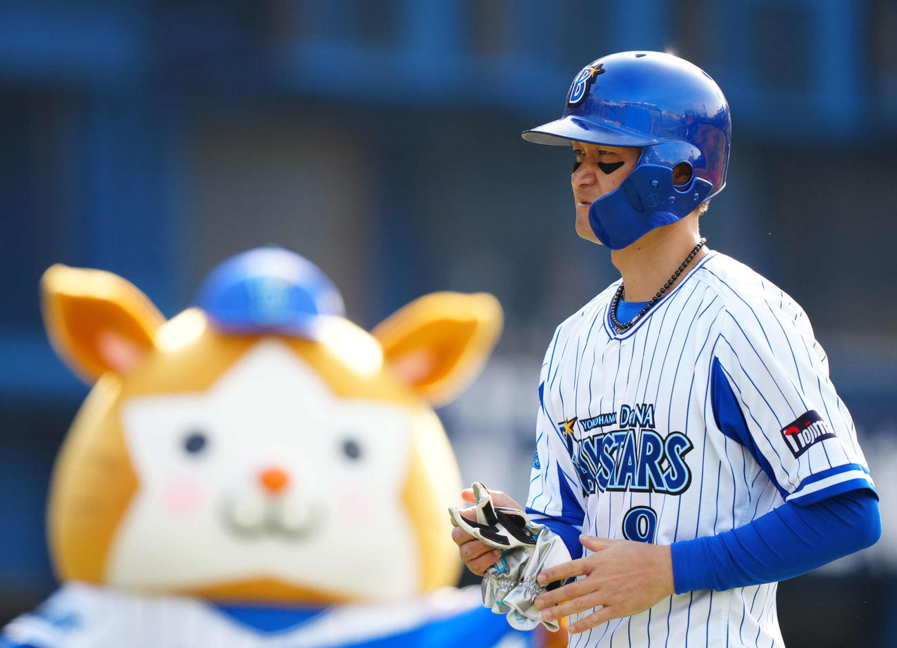 DeNA対西武　5回裏終了後、勝ち越し適時打を放った大和はベンチに引き揚げる（撮影・江口和貴）
