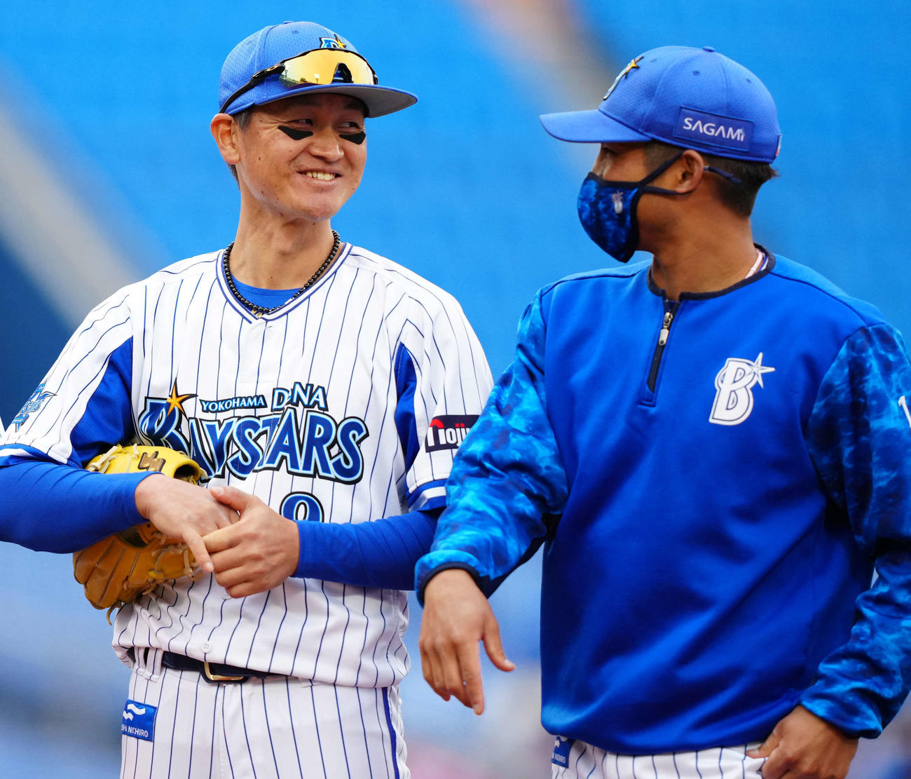 DeNA対西武　試合後、DeNA桑原（右）と笑顔で言葉をかわす大和（撮影・江口和貴）