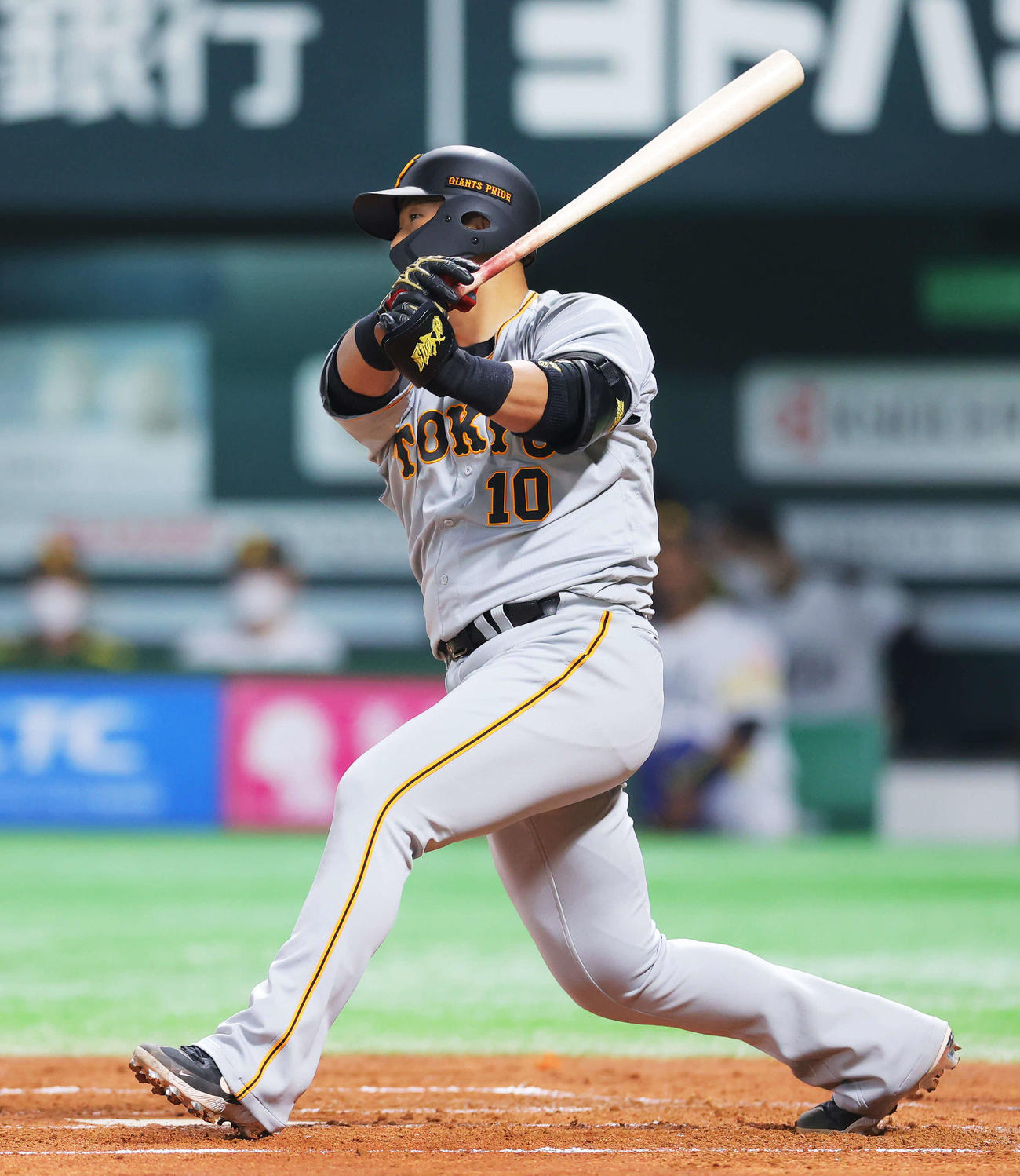 ソフトバンク対巨人　2回表巨人1死、左前打を放つ中田（撮影・河田真司）