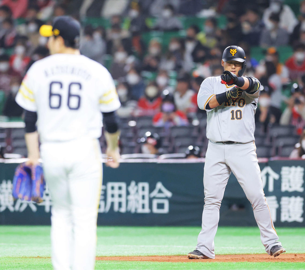 ソフトバンク対巨人　2回表巨人1死、左前打を放ち出塁する中田。投手松本（撮影・河田真司）