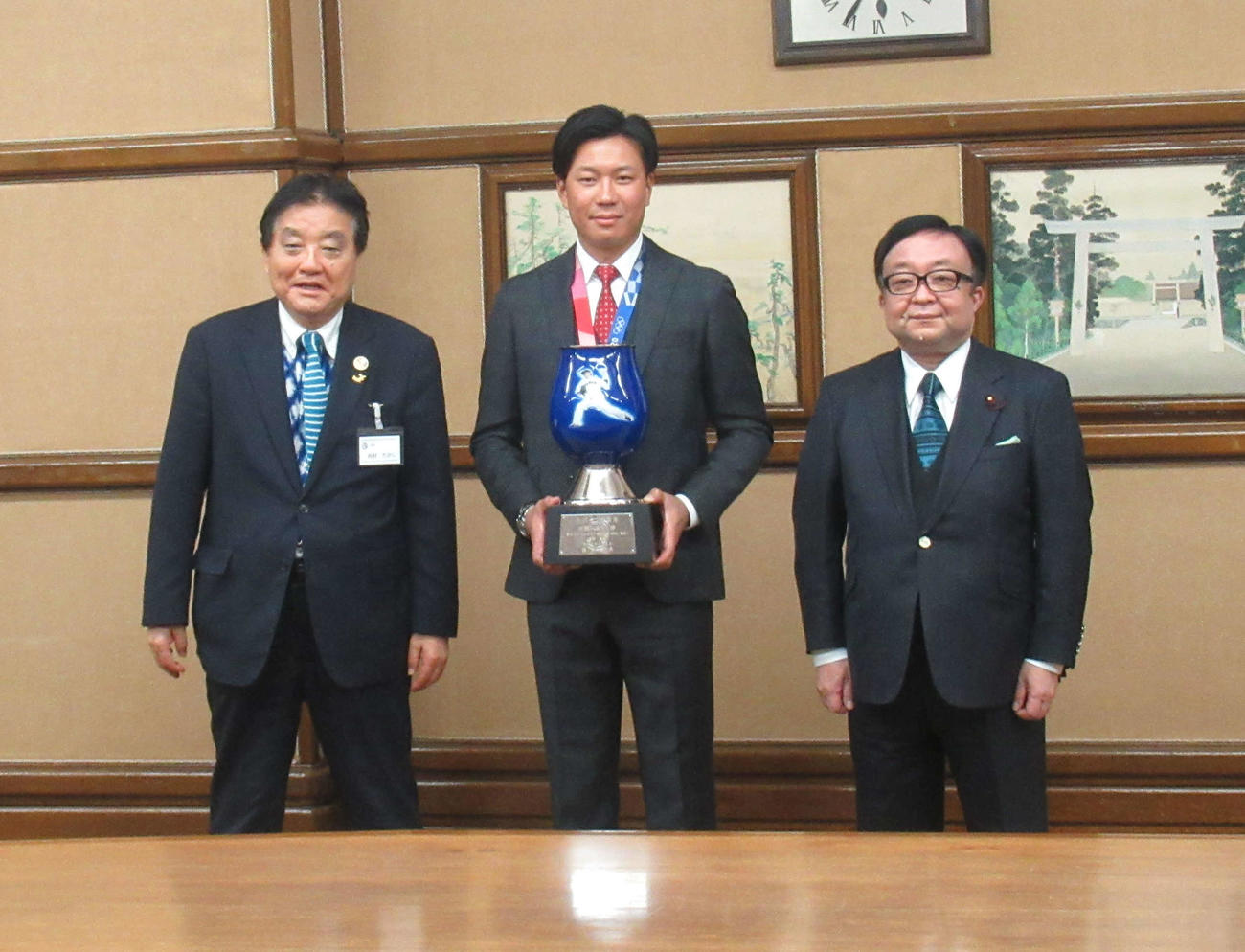 名古屋市が制定する「名古屋市スポーツ栄誉賞」を受賞した中日大野雄大（中央）、左は河村たかし名古屋市長、右は服部名古屋市議会議長