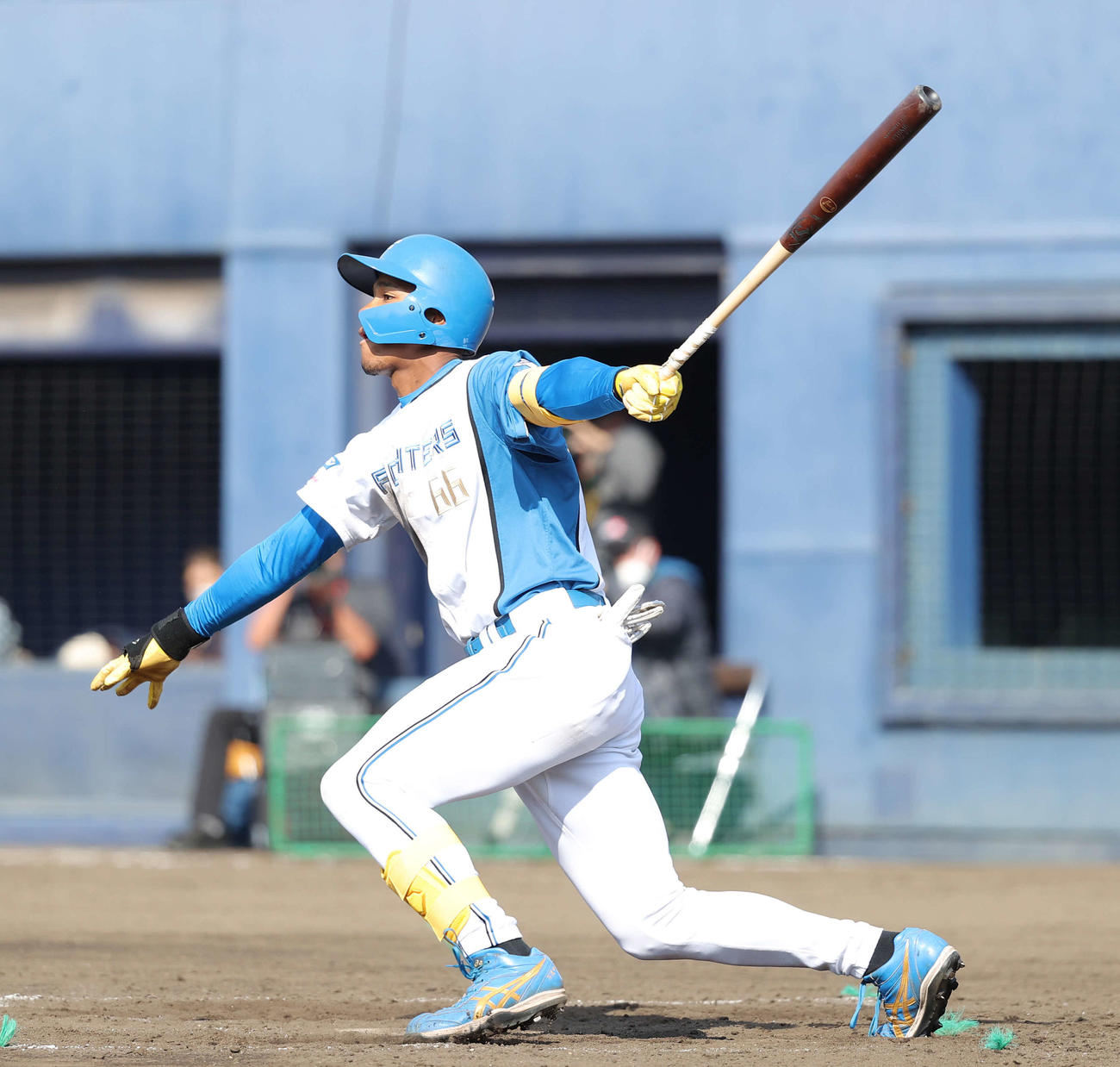 日本ハム対ロッテ　5回裏日本ハム1死二、三塁、左越え3点本塁打を放つ万波（撮影・河野匠）