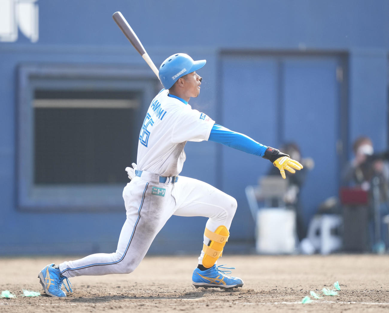 日本ハム対ロッテ　5回裏日本ハム1死二、三塁、左越え3点本塁打を放つ万波（撮影・鈴木みどり）
